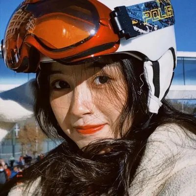 圆肚子女孩